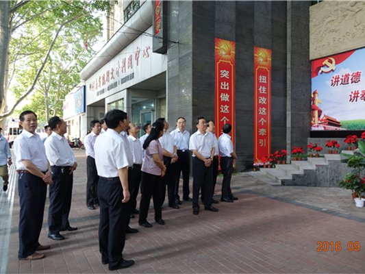 省委省政府有关领导参观“两学一做”